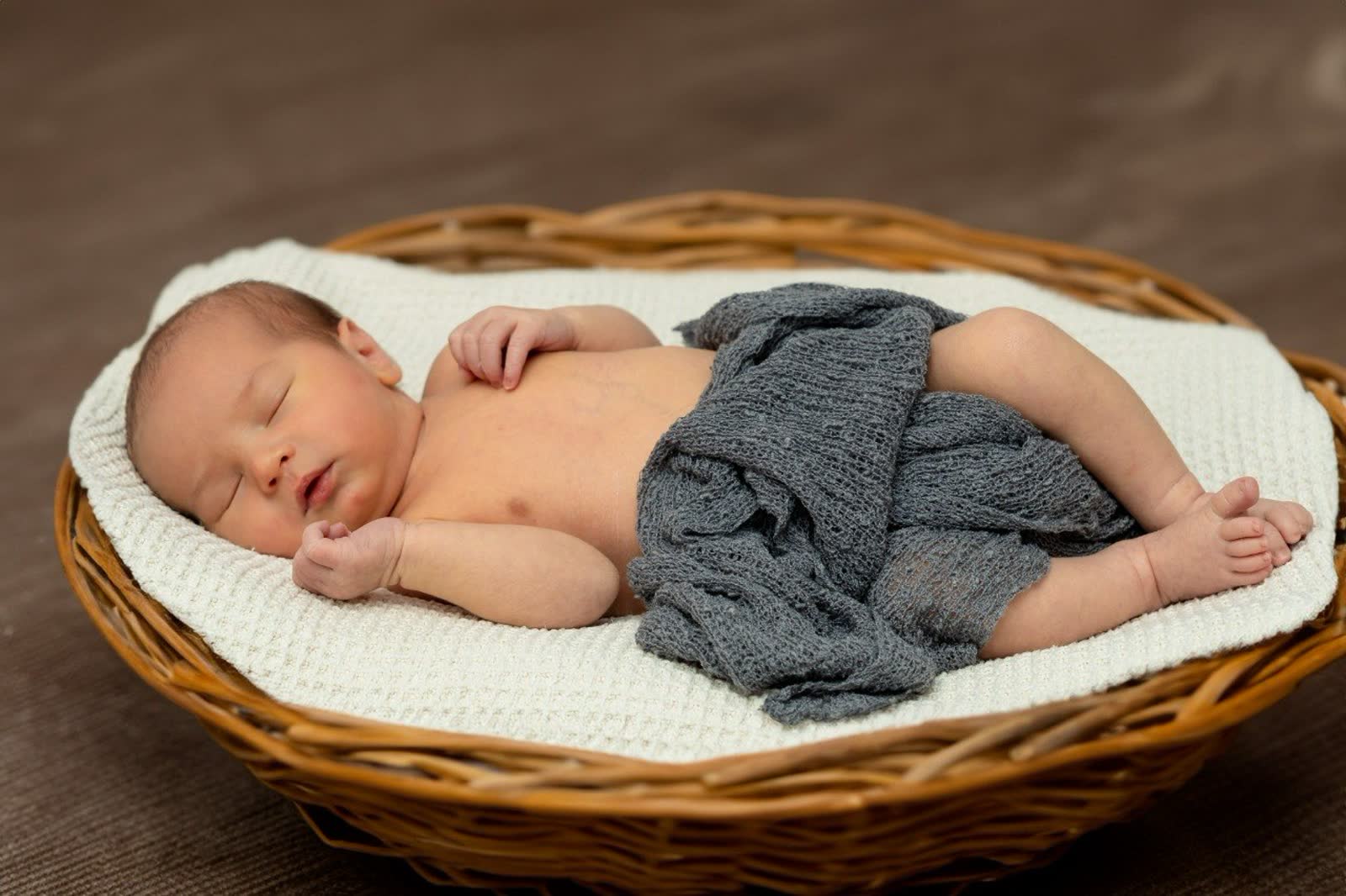Schlafendes Neugeborenes beim Newborn-Shooting